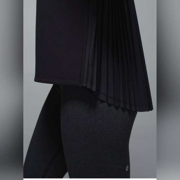 Lululemon Pleat On Long Sleeve Black - 6 - Picture 5 of 14